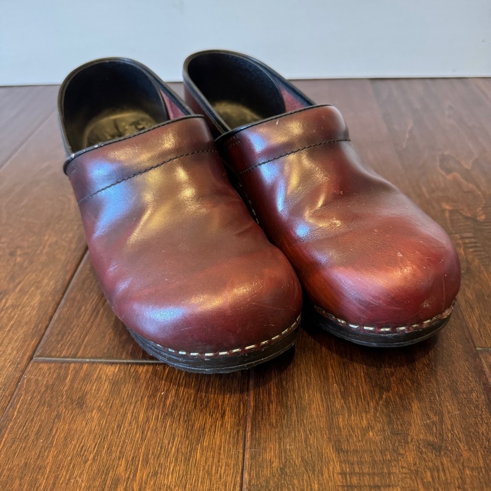 DANSKO Women's Clogs Dark Red Black Cherry Burgundy Size 42 Size 11 1/2 See Pics